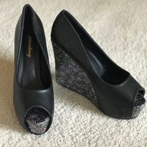 BLACK/SILVER PEEP-TOE WEDGES